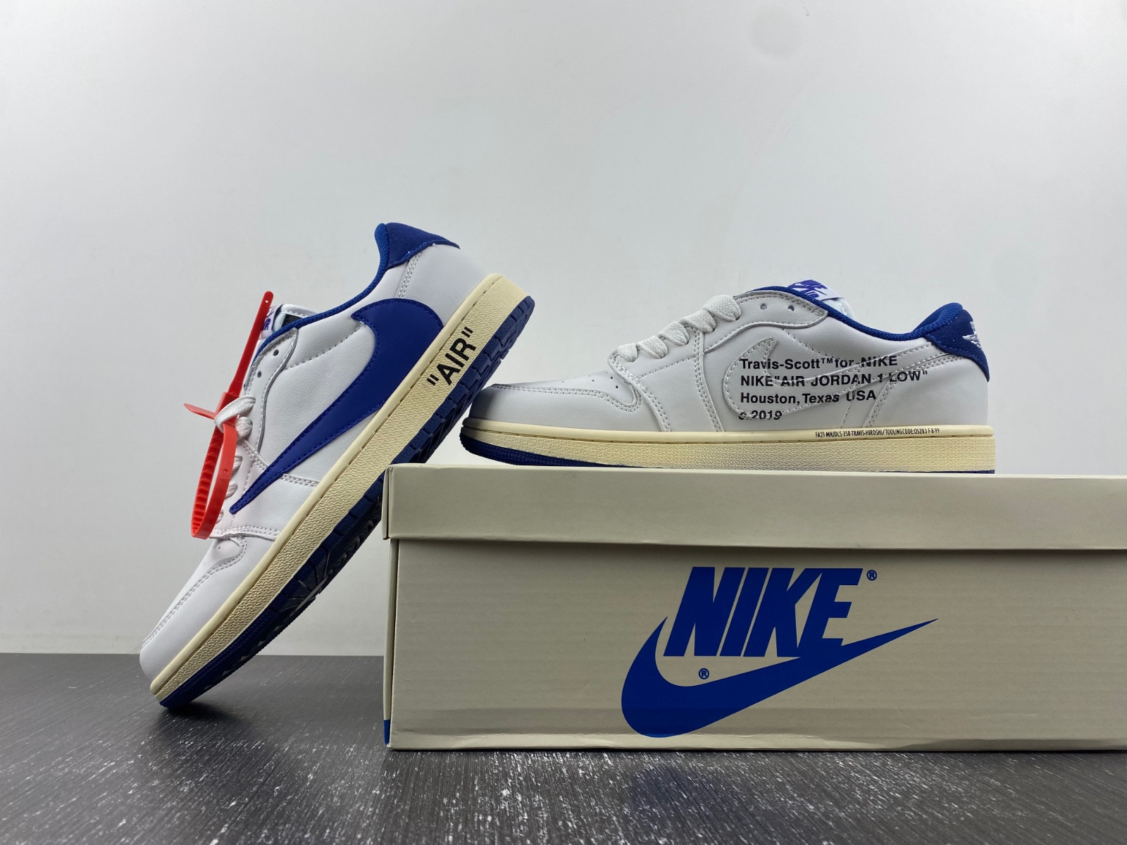 OFF-WHITE x Travis Scott x Air Jordan 1 OW DM7890-111