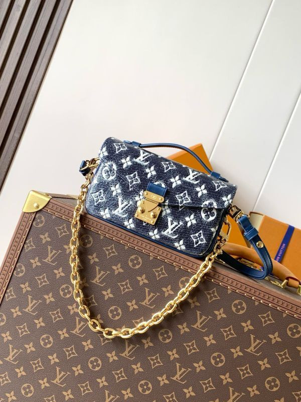 Louis Vuitton East West