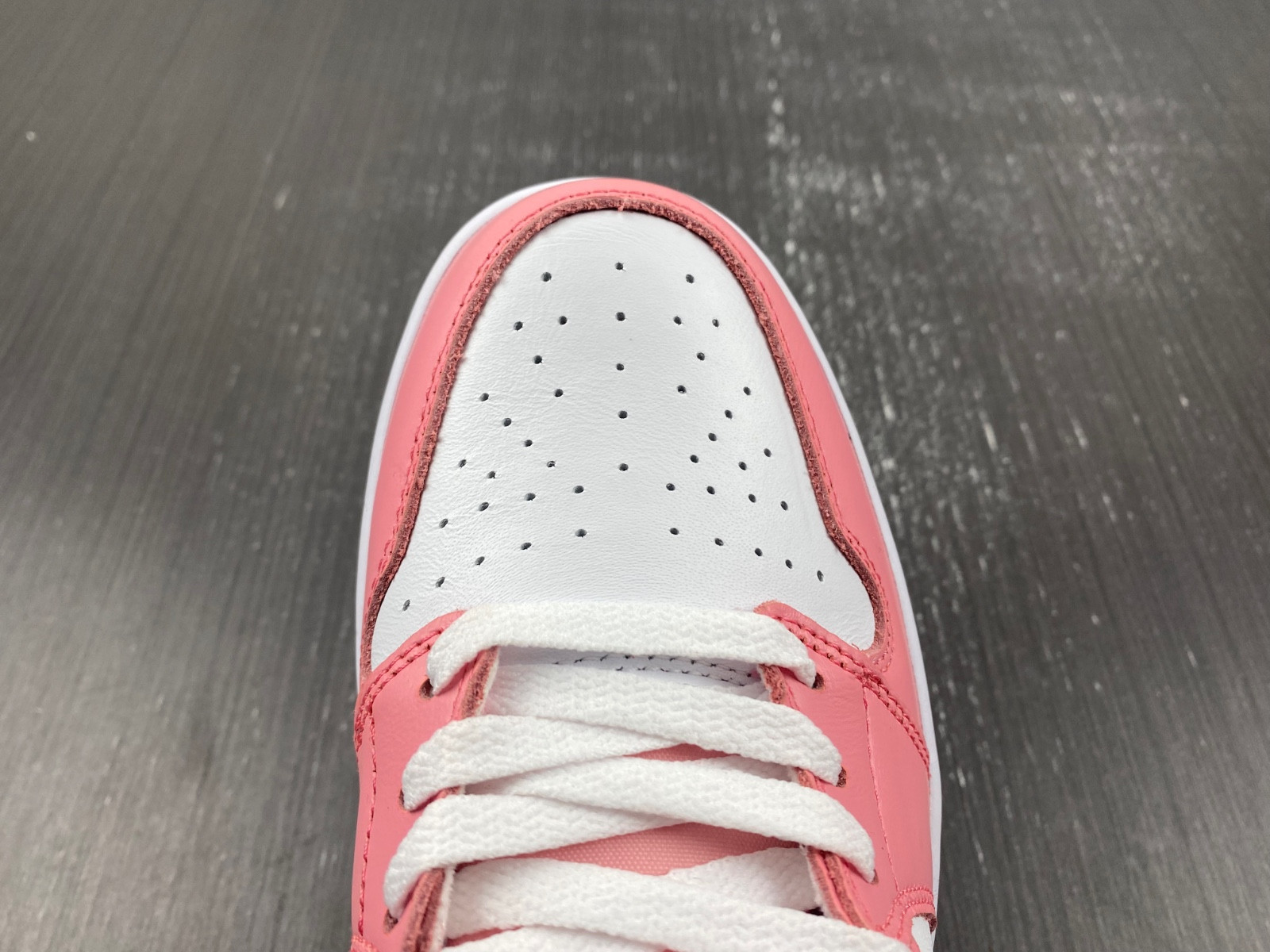 Jordan 1 Mid Valentine